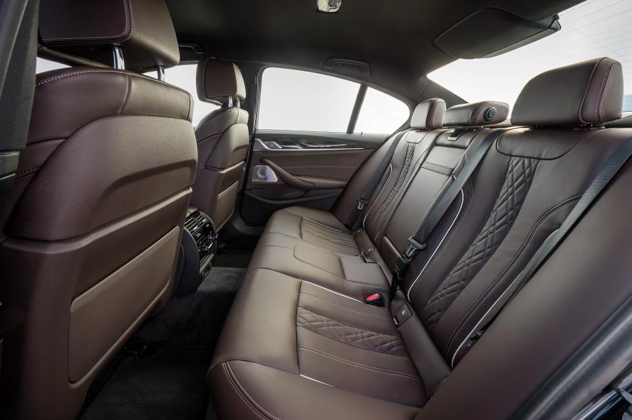 Интерьер BMW 530d xDrive Sedan Luxury Line 2017 года  (WW) (фото 6 из 61)